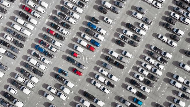Campa logística llena de coches por entregar./Foto: Freepik.