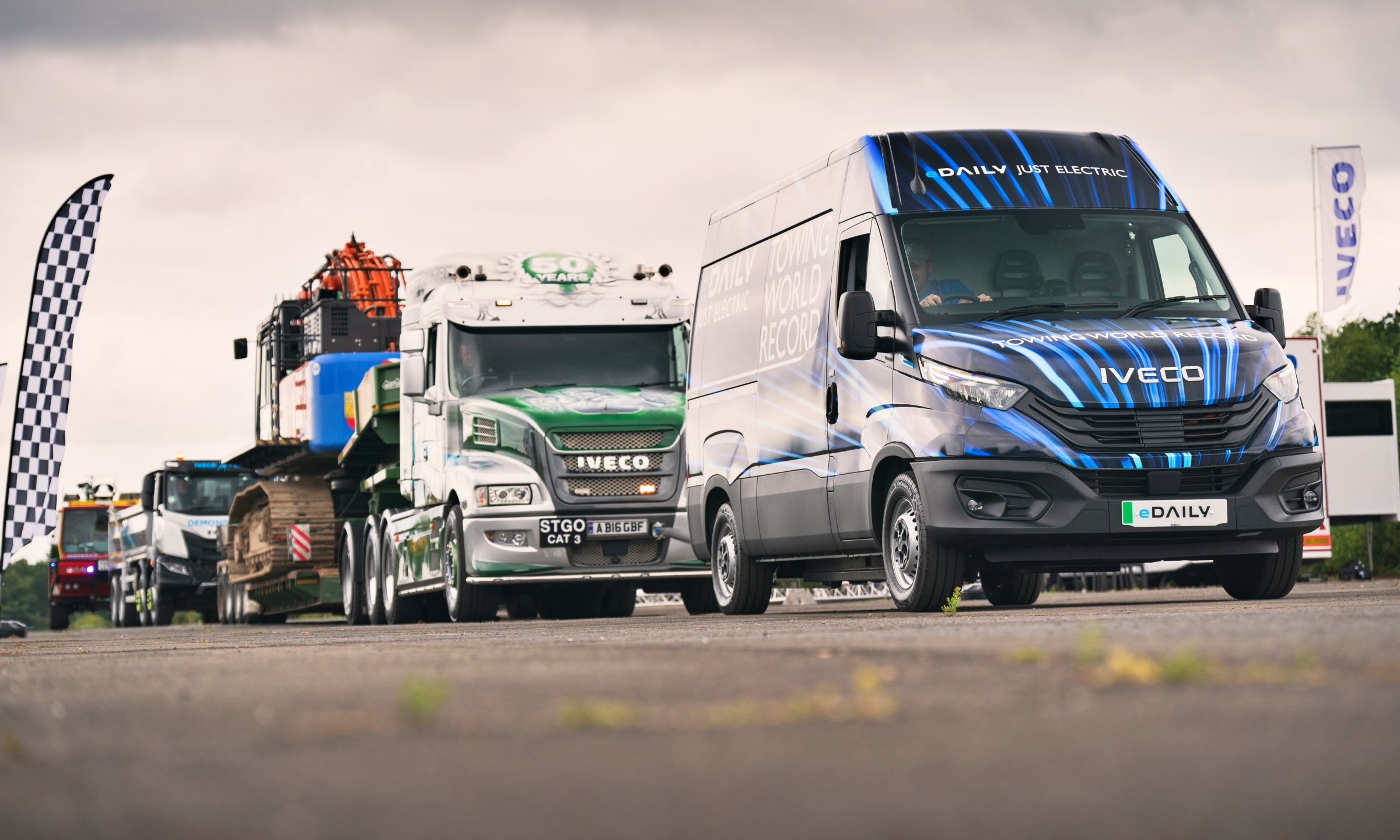 La Iveco eDaily, completamente de serie, arrastrando una caravana de pesos pesados.