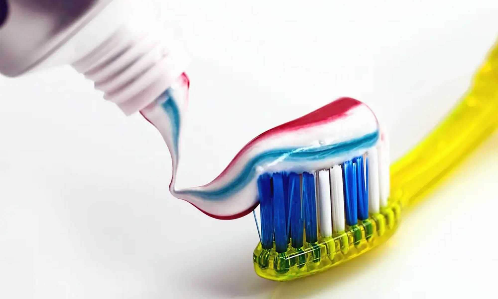 El fluoruro de sodio, presente en la pasta de dientes, protege a las baterías de la degradación.
