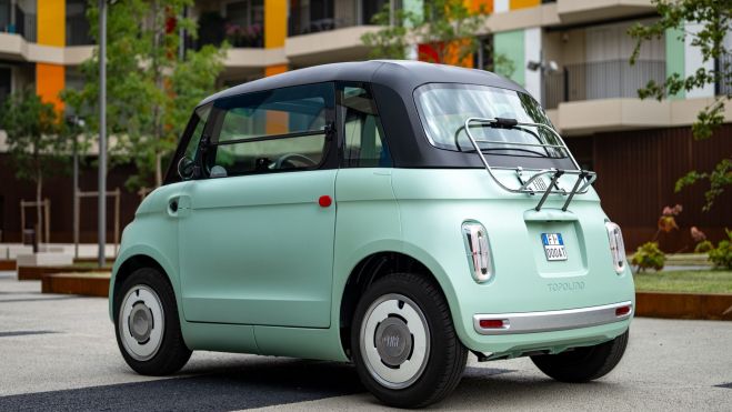 Toda su carrocería está inspirada en los coches clásicos de FIAT.