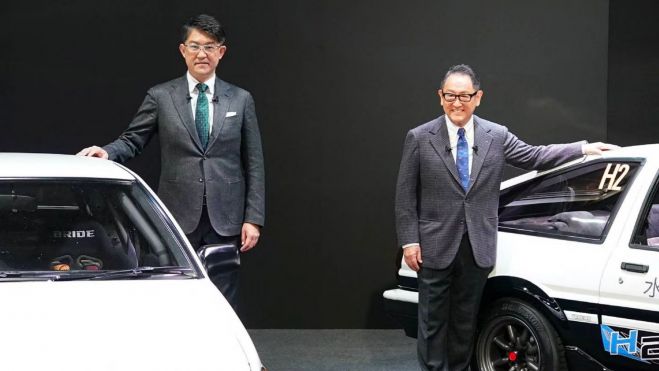 Akio Toyoda (derecha) en un evento junto a Koji Sato, su sucesor.