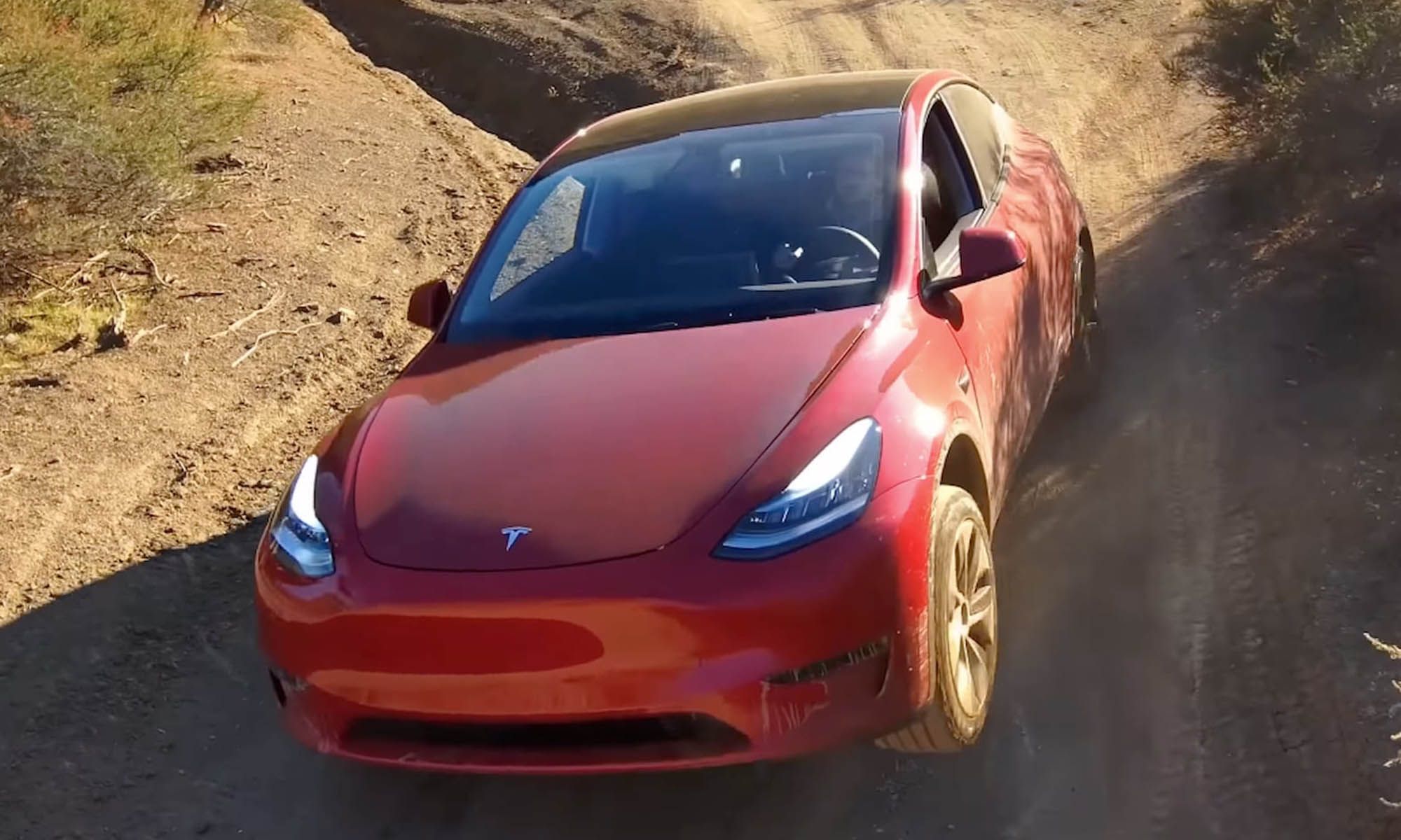 El Tesla Model Y no es un todoterreno eléctrico, pero puede hacer cosas que lo asemejan y mucho.