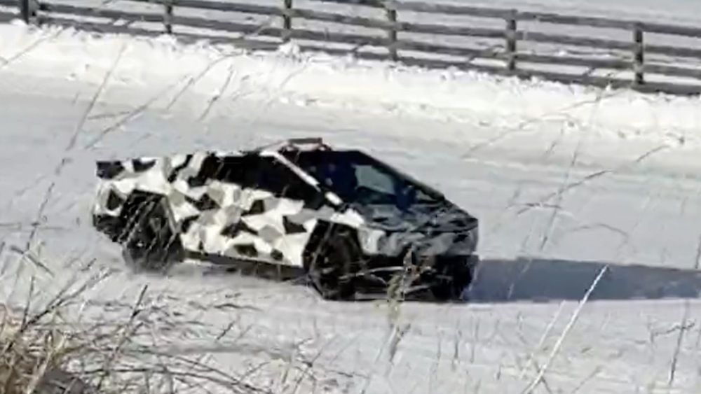 El Tesla Cybertruck ya está siendo probado sobre la nieve para saber cómo se comporta en este tipo de superficie.