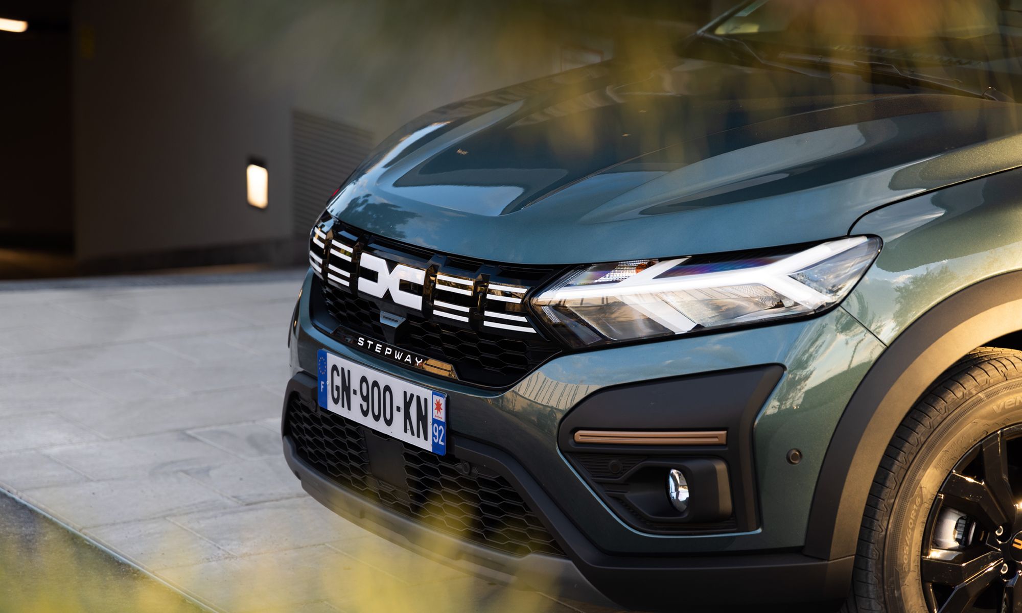 Para comercializarse como un vehículo asequible, el próximo Dacia Sandero eléctrico renunciará a tecnologías punteras.