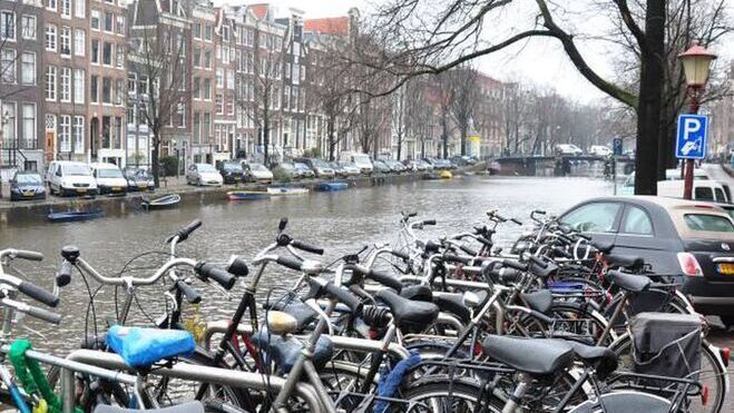 En ciudades como Ámsterdam, las bicicletas conviven con los automóviles en las calles. En ciudades como Ámsterdam, las bicicletas conviven con los automóviles en las calles.