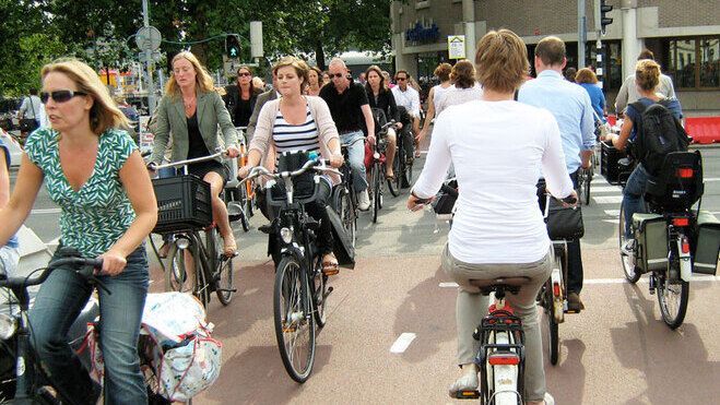 Los carriles bici en Holanda son más anchos en algunas áreas debido a la gran afluencia de ciclistas que hay cada día en horas punta.