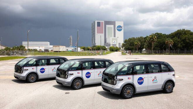 Las 3 unidades de la furgoneta eléctrica de Canoo ya están bajo el mando de la NASA para dar soporte al lanzamiento de Artemis II. Las 3 unidades de la furgoneta eléctrica de Canoo ya están bajo el mando de la NASA para dar soporte al lanzamiento de Artemis II.