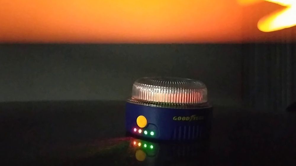 La luz de emergencia Goodyear Safety Light destaca por ofrecer un rendimiento diferencial en términos de visibilidad. Está homologada, por lo que será válida cuando entre en vigor su obligatoriedad.