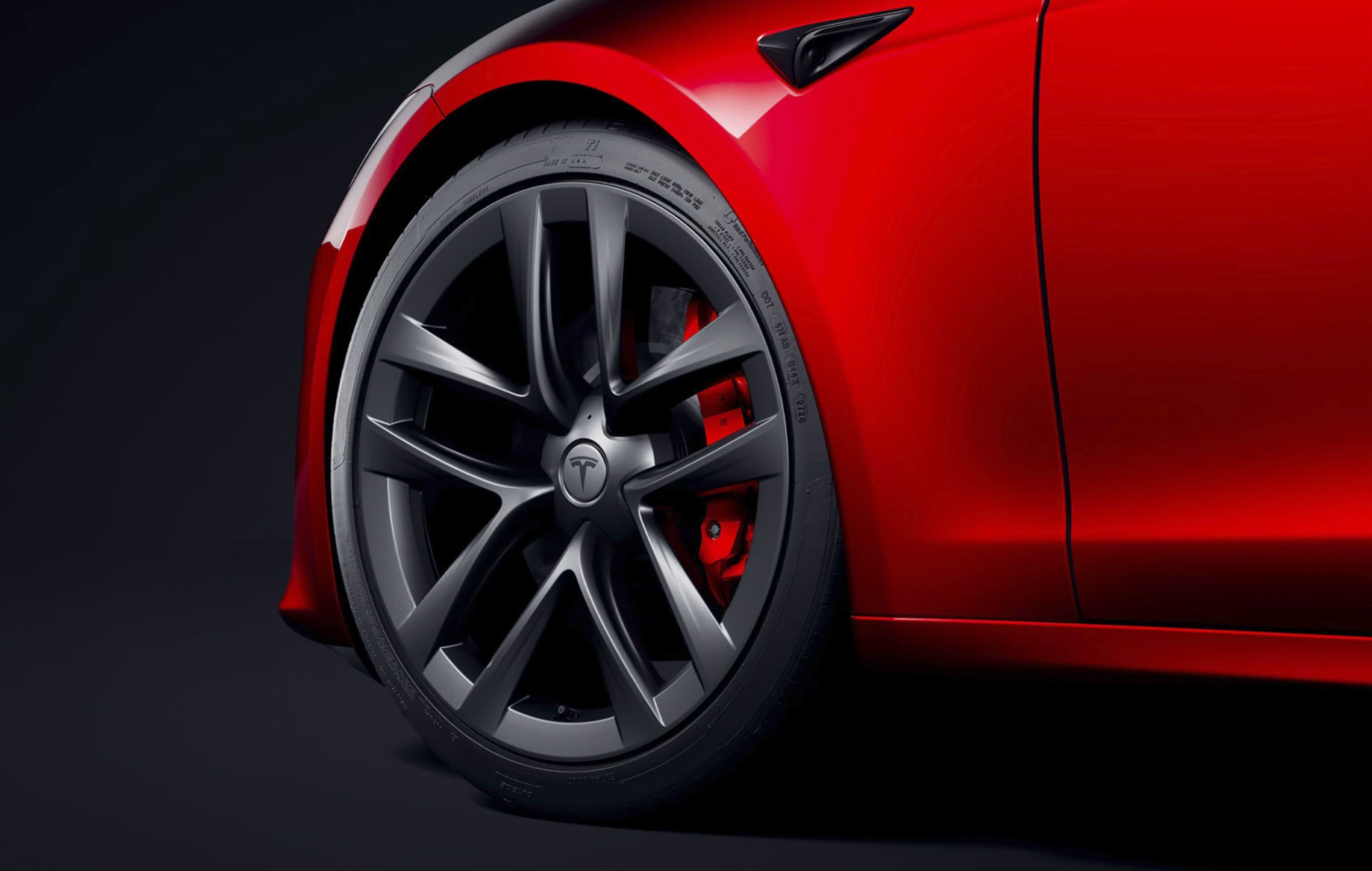  Tesla introduce hasta un total de 8 cámaras en sus automóviles con el objetivo grabar todo lo que sucede a su alrededor. Además, se puede configurar el Modo Centinela para que sigan grabando una vez estacionado el vehículo. 