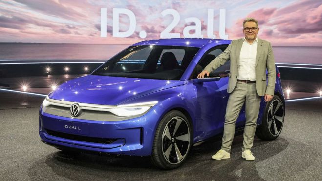 Andreas Mindt junto al Volkswagen ID.2 all, su primera obra en la marca.