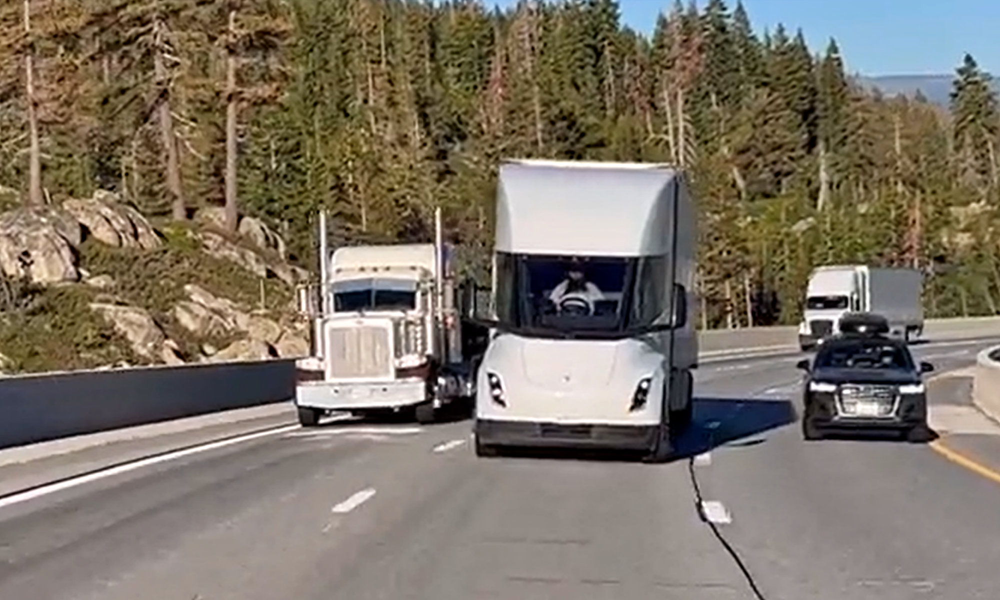 El Tesla Semi tendrá autonomías de hasta 800 km, según la versión.