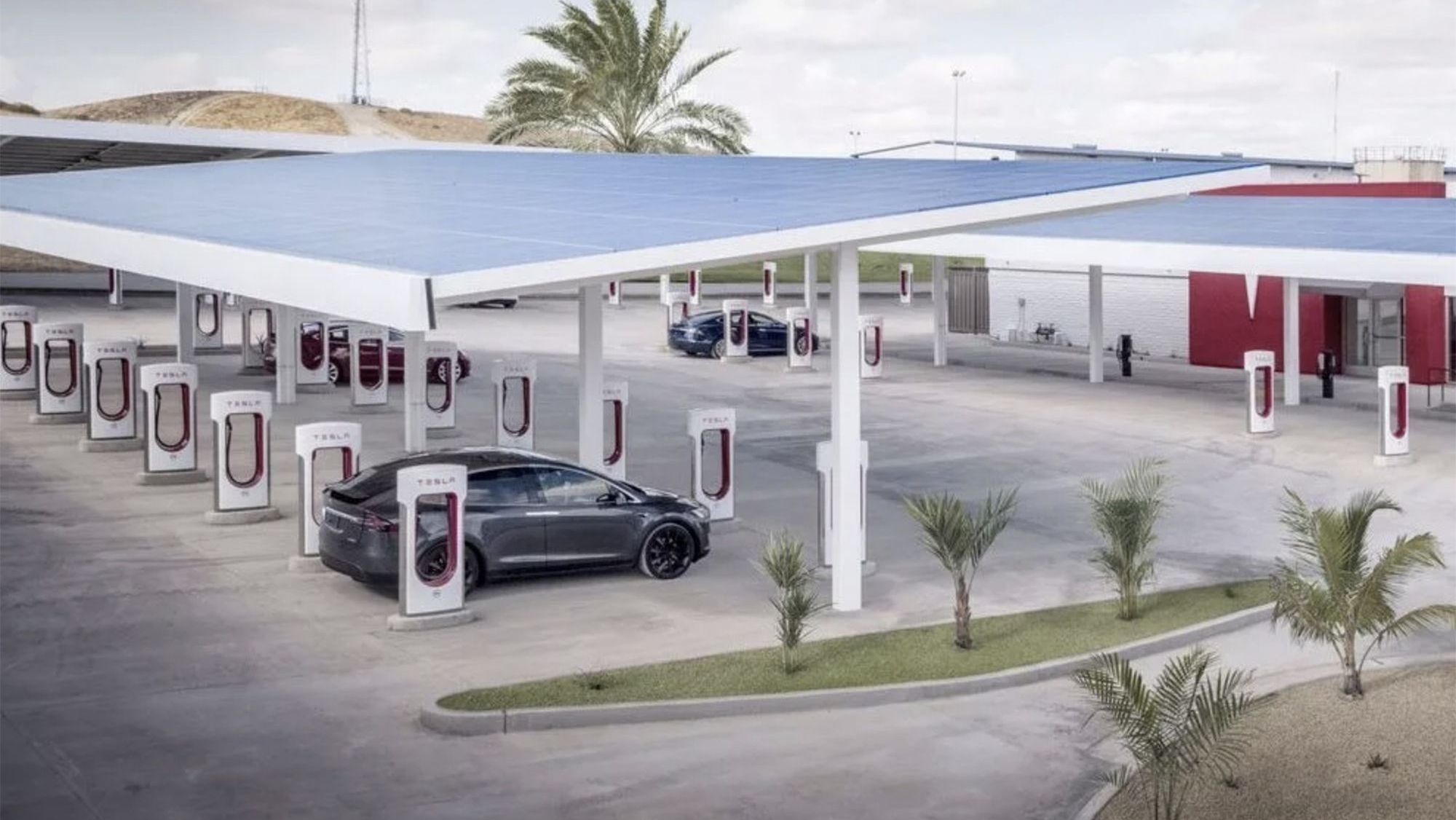 Tesla avanza con CyberCanopy un Supercargador con techado solar en