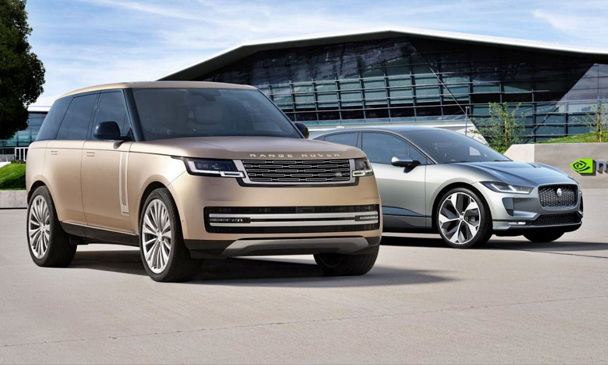 El Range Rover (izquierda) tendrá versión totalmente eléctrica el próximo 2024.