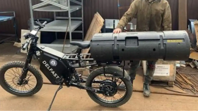 Esta bicicleta eléctrica de Belfast porta en la parte trasera arsenal bélico para usarlo en Ucrania. Esta bicicleta eléctrica de Belfast porta en la parte trasera arsenal bélico para usarlo en Ucrania.