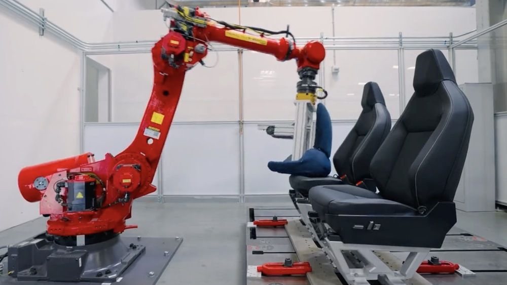 En Tesla hay un robot que se encarga de probar la durabilidad de los asientos mediante la realización de repeticiones. Así se sabe cuánto pueden durar antes de que se rompan.