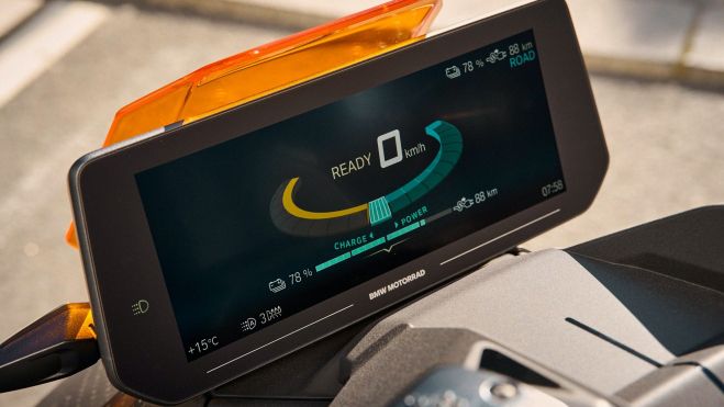 El cuadro de mandos funciona con el mismo sistema operativo que los coches de la marca. El cuadro de mandos funciona con el mismo sistema operativo que los coches de la marca.