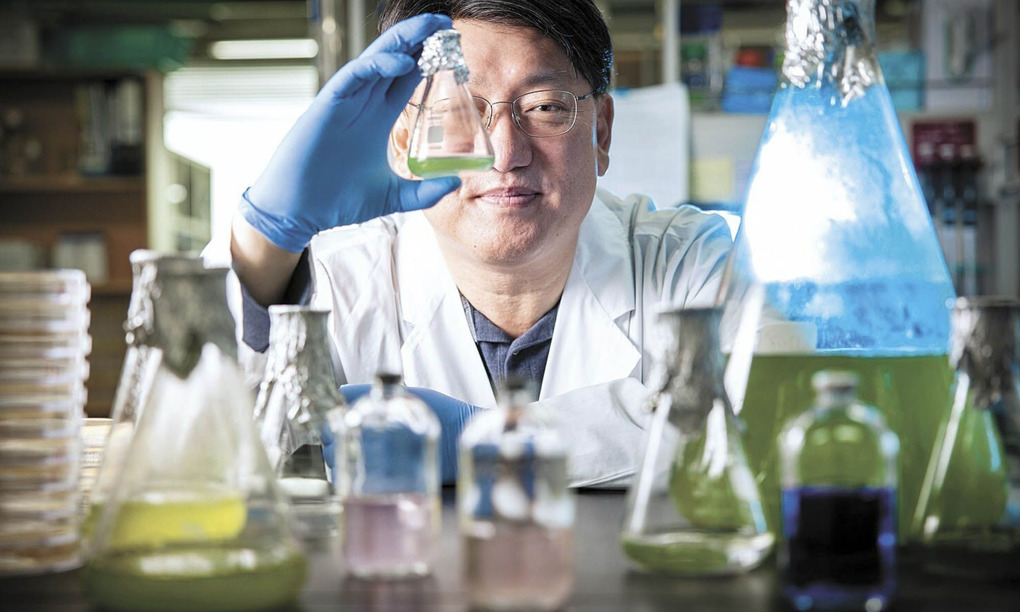 Jung Kwang-Hwan, director de Green Mineral, explica un proceso de reciclaje de baterías viable medioambiental y económicamente.