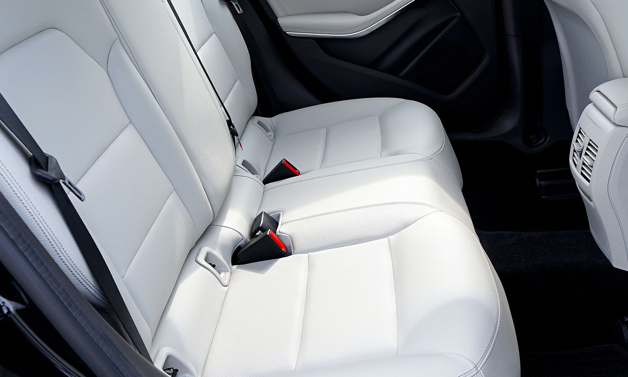 En todos los coches a partir de 2014 el sistema ISOFIX comenzó a ser obligatorio tras haberse aprobado una ley en 2012.