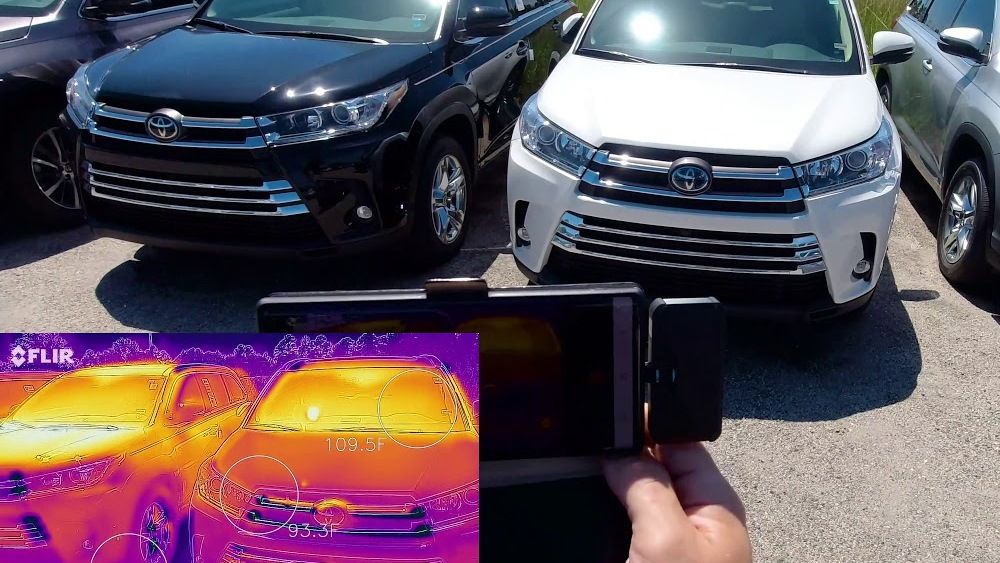 Los coches blancos y negros frente al calor se comportan de forma distinta. Estos últimos se calientan mucho más rápido que los primeros, haciendo que la pintura blanca sea la más idónea.