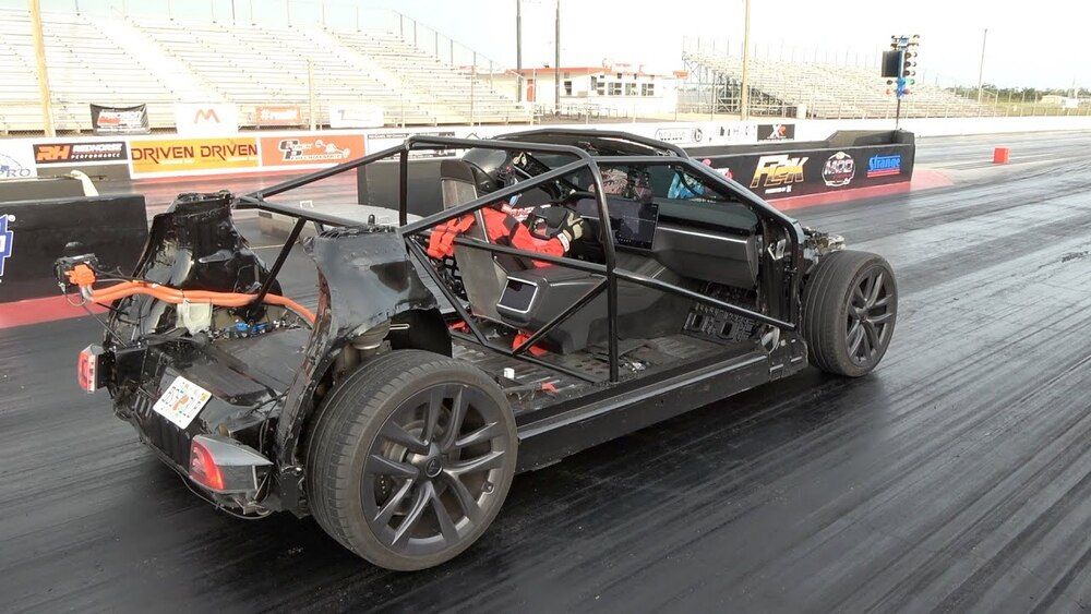 Este Tesla Model S Plaid parece un kart debido a la eliminación de piezas que se ha hecho para reducir su peso.