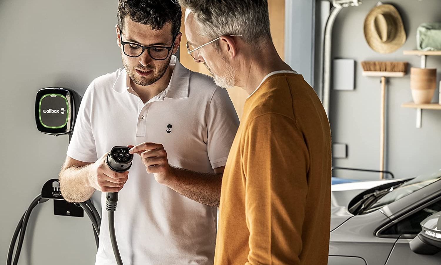 Tener un cargador de coche eléctrico propio y en casa te va a dar la libertad de cargar cuando quieras tu vehículo, así como controlar el consumo desde tu móvil.