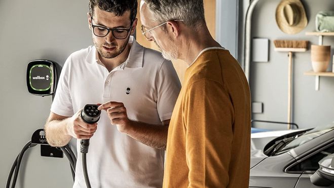 Tener un cargador de coche eléctrico propio y en casa te va a dar la libertad de cargar cuando quieras tu vehículo, así como controlar el consumo desde tu móvil.