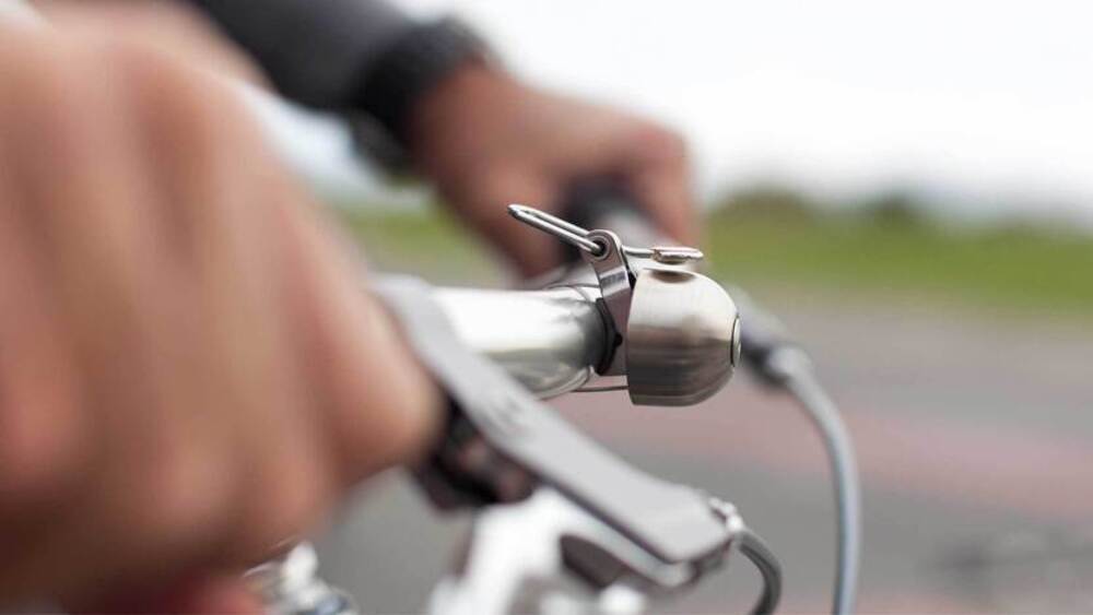 Llevar un timbre en la bicicleta es obligatorio. Además de ser una medida de seguridad, pueden multarte con 80 euros si no lo llevas.