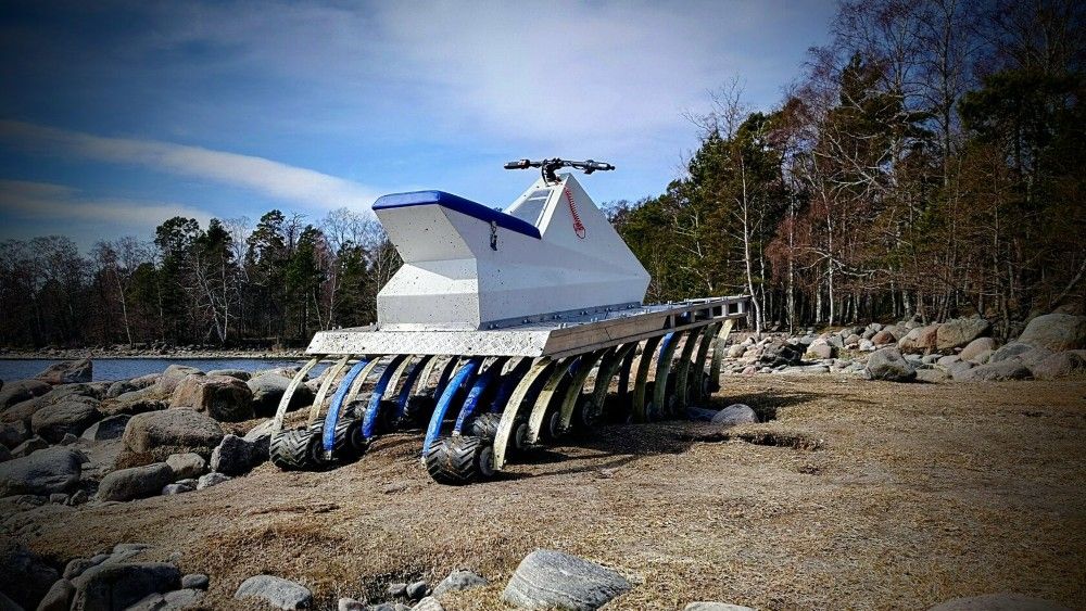 Este quad eléctrico de 18 ruedas ha demostrado ser un excelente vehículo para moverse por senderos repletos de tierra.