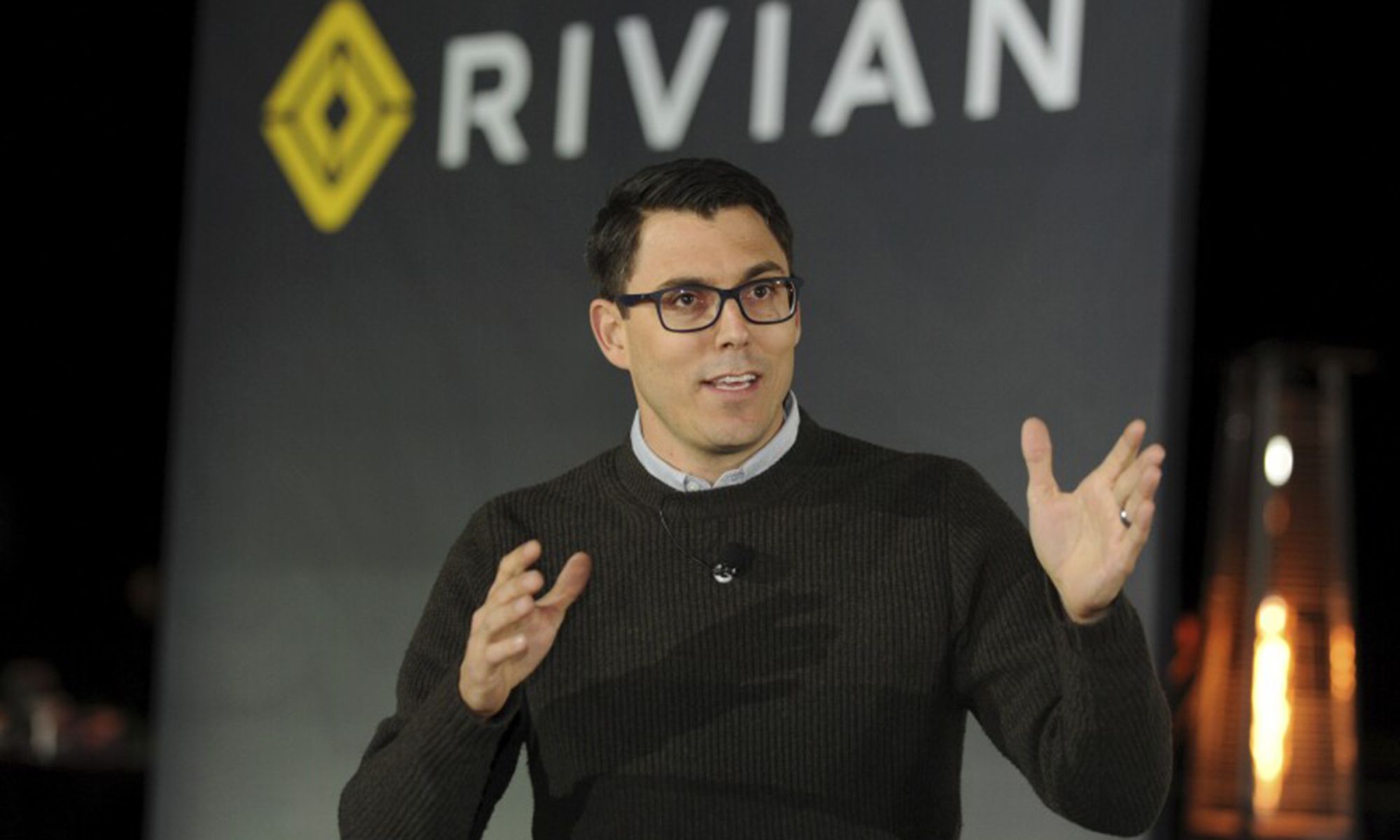 El CEO de Rivian, RJ Scaring, ha lanzado una serie de afirmaciones en contra del futuro de los coches de gasolina.