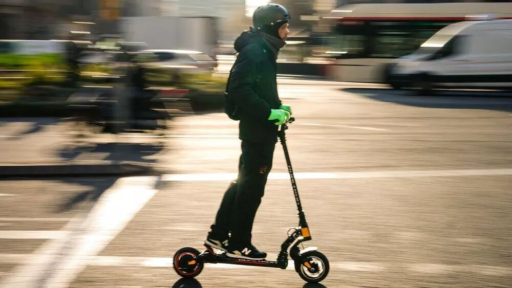 Si multan a un menor de edad en un patinete eléctrico la sanción es solidaria para los representantes legales del mismo.