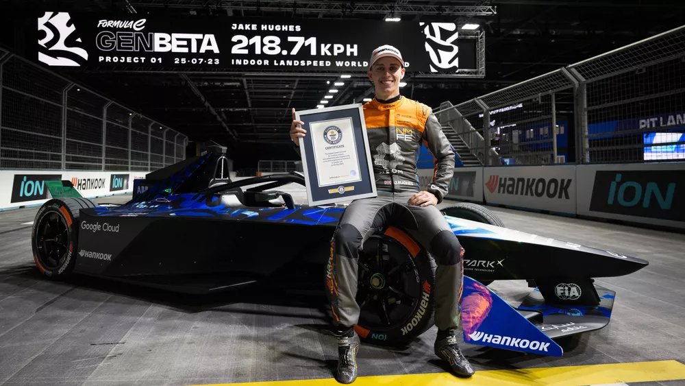Este coche eléctrico ha sido capaz de batir el récord de velocidad en un circuito indoor. Ha sido posible gracias a la tecnología proporcionada por la Formula E.