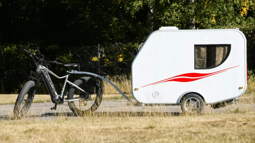 Hupi es una mini caravana que funciona con energía solar y que dispone de lo necesario para disfrutar de varias jornadas en el campo.