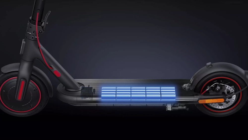 El patinete más Pro de Xiaomi cae a mitad de precio: 700W de potencia,  ruedas de