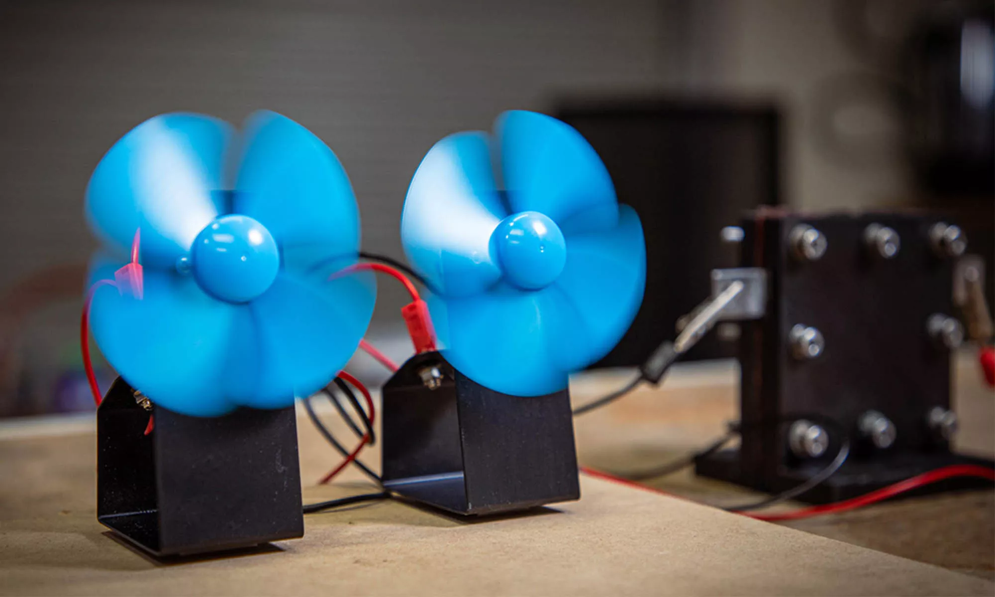 El prototipo de la batería de protones sin litio hace funcionar dos ventiladores en el laboratorio del RMIT.