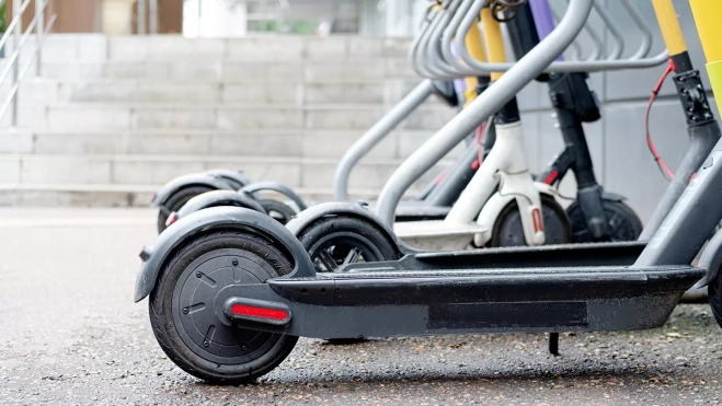 La Ordenanza obliga a utilizar los aparcamientos públicos para patinetes que hay instalados por toda la capital