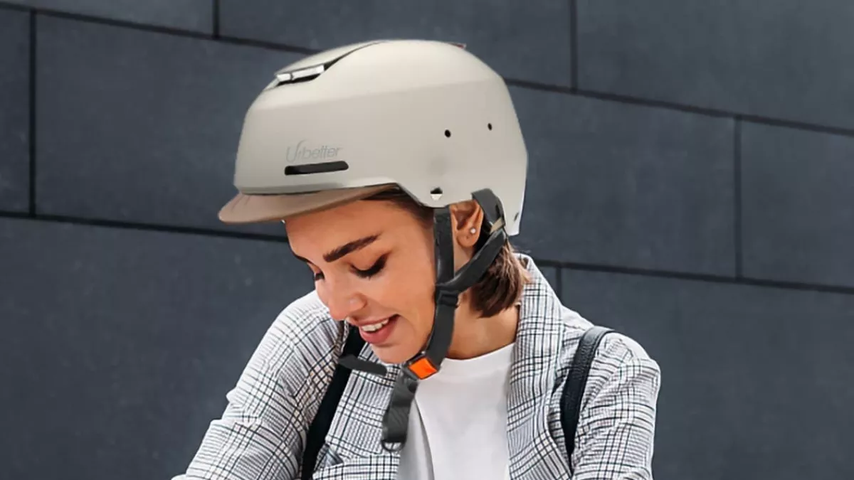 Este es el casco definitivo para usar en patinete o bicicleta, con luz  integrada y ventilación extrema