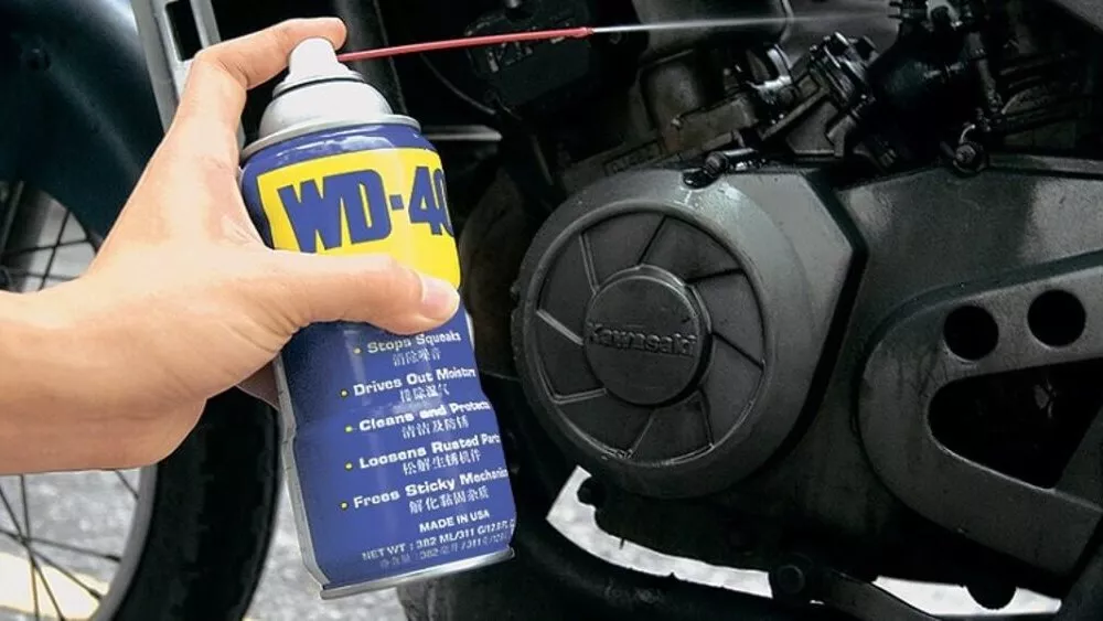 El producto de limpieza WD-40 permite desengrasar tus manos, pero esta no es su principal finalidad.