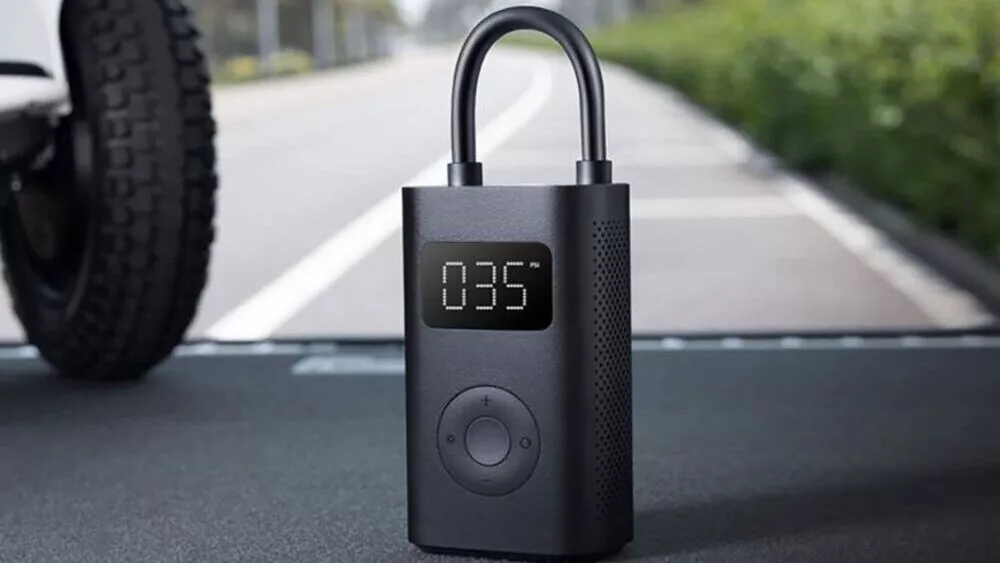 Entre los accesorios de Xiaomi para el coche cabe destacar la presencia de este curioso inflador de aire en caso de pinchazo.