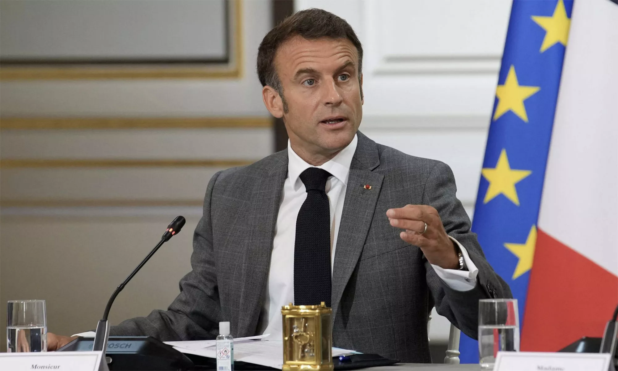 El Gobierno de Emmanuel Macron busca que haya un coche eléctrico en cada hogar de Francia./ FOTO: Christophe Ena para AFP.
