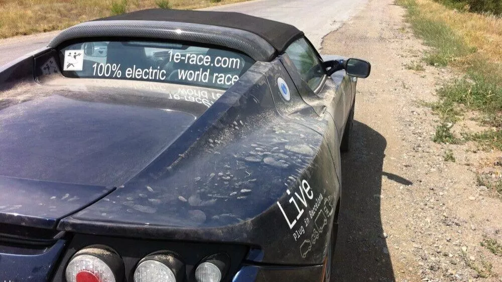 Este Tesla Roadster completó en el año 2012 una vuelta al mundo. Para el año 2024, el objetivo es volver a dar otra vuelta a la Tierra.