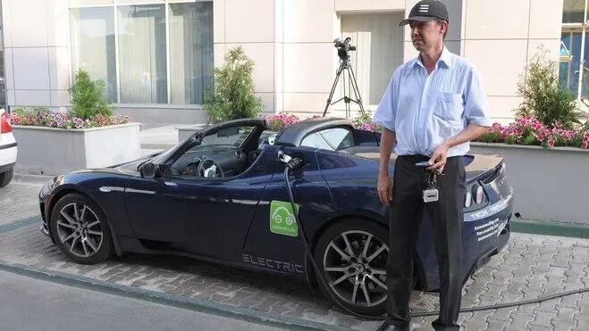 Este Tesla Roadster ya dio una vuelta al mundo en el año 2012. Este Tesla Roadster ya dio una vuelta al mundo en el año 2012.