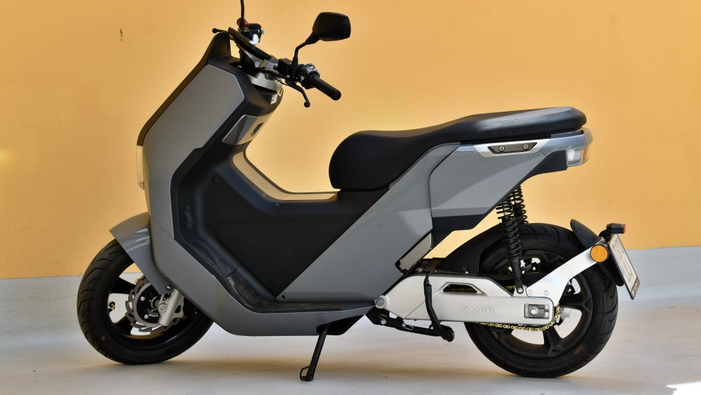 Por tamaño es similar a una Yamaha N Max o una Honda PCX, por ejemplo.