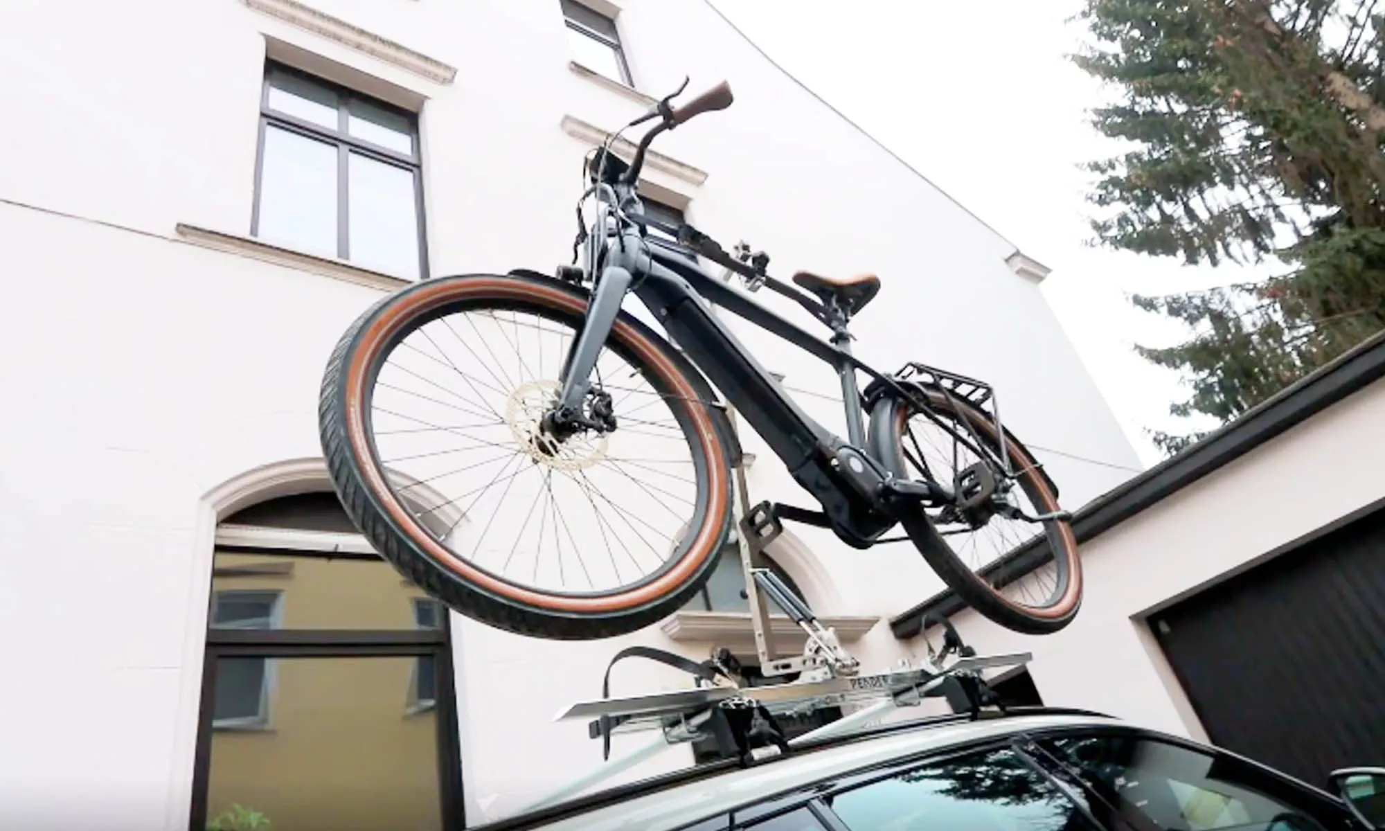 El nuevo Ebikelifter de Pender se convierte en un sistema fácil, práctico y seguro para transportar bicicletas eléctricas en el techo de un vehículo.