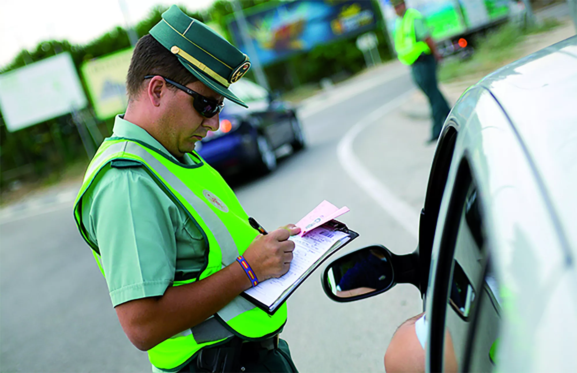 Las multas de tráfico pueden notificarse al instante o con posterioridad a la infracción.