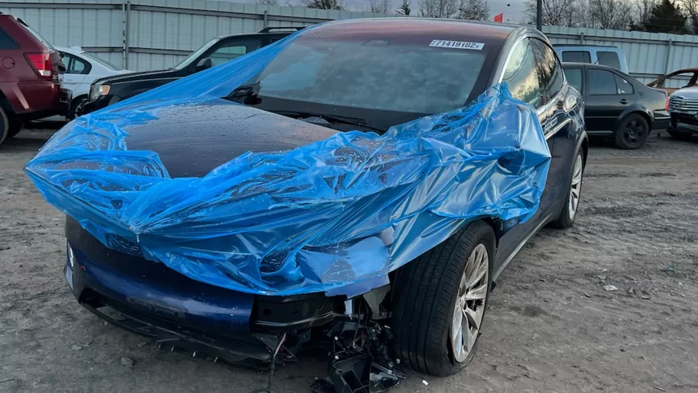 Este Tesla Model X con siniestro total ha terminado apareciendo en Ucrania tan solo unos meses después.