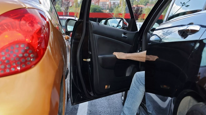 Aparcar tu coche sin la distancia de seguridad necesaria con el del al lado puede conllevar una multa. Aparcar tu coche sin la distancia de seguridad necesaria con el del al lado puede conllevar una multa.