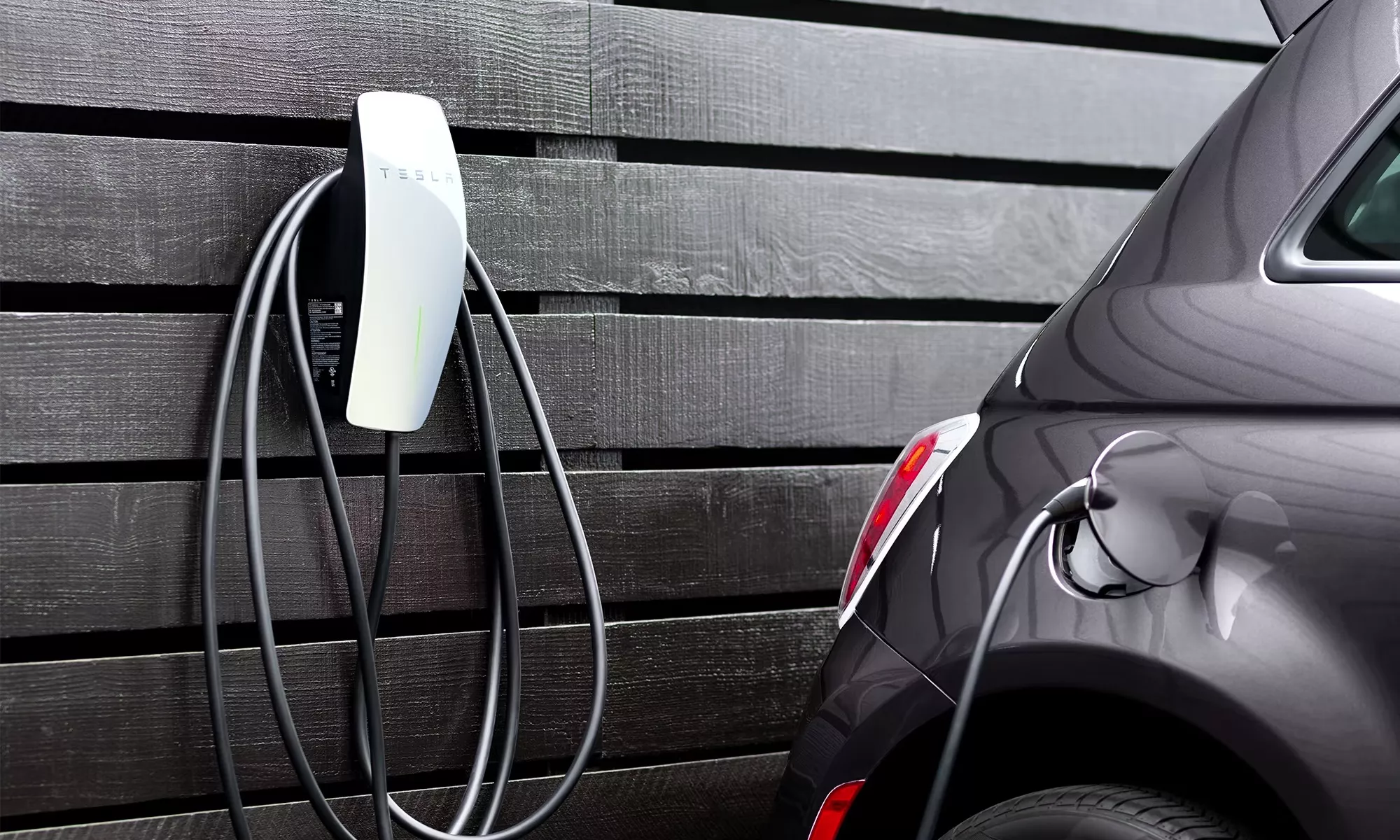 Tesla integra el adaptador directamente en el punto de carga para hacer más fácil la operación.