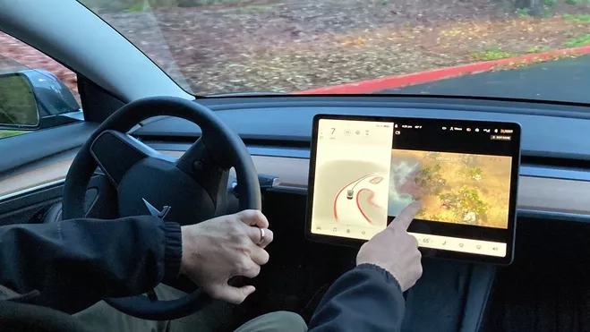 Jugar a videojuegos es una de las funciones escondidas que ofrece el coche de Tesla.