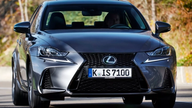 El Lexus IS se comercializó en España con motor híbrido desde 2013.