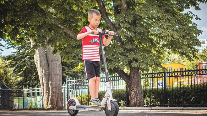 Patinete eléctrico - GEEKME G11 Patinete eléctrico para niños homologado,  150 W, 50 kg, 2600 mAh, 16 km/h, Blanco